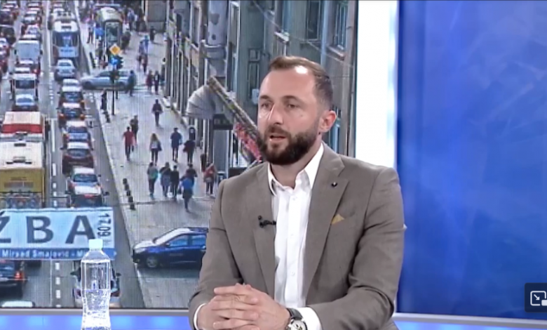 Saračević: Dok Sarajevo bilježi neslavne dane po (ne)čistoći, Mandić nas informiše da je indirektno odgovoran, jer je za direktoricu Rad-a postavio “rodicu”