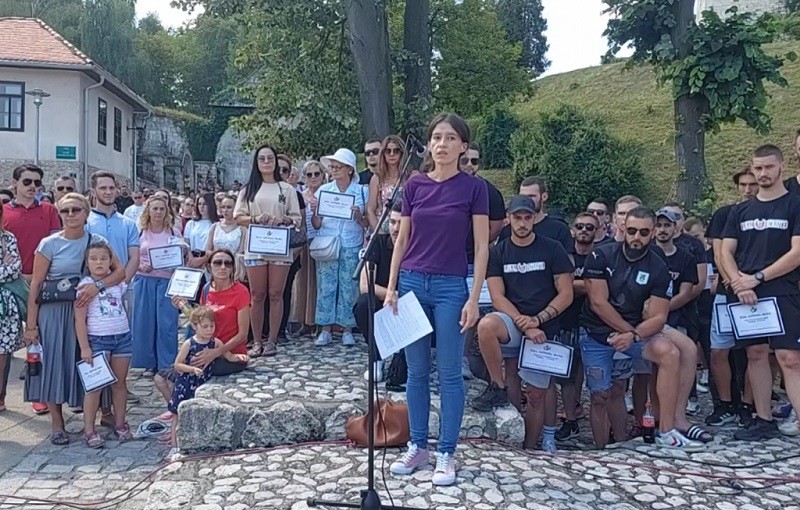 Stotine na ulici zbog užasnih ubojstava: “Monstrum je reketario, proganjao djecu”