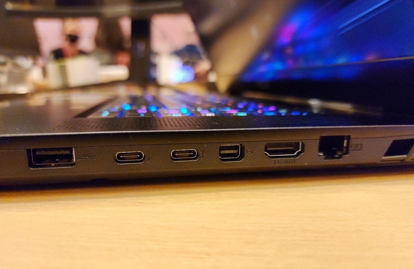 MSI Titan GT77 HX 13V slotovi sa desne strane