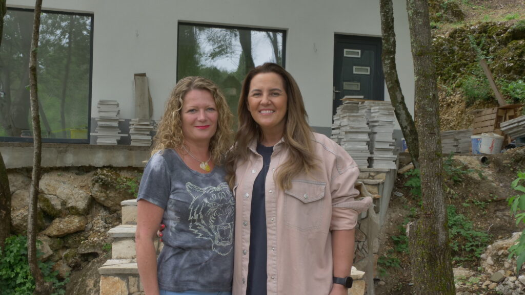 Njemicu Susanne, koja se s četvero djece doselila u Livno, u jednom je danu na YouTubeu pogledalo 100.000 ljudi... Njemicu Susanne, koja se s četvero djece doselila u Livno, u jednom je danu na YouTubeu pogledalo 100.000 ljudi...