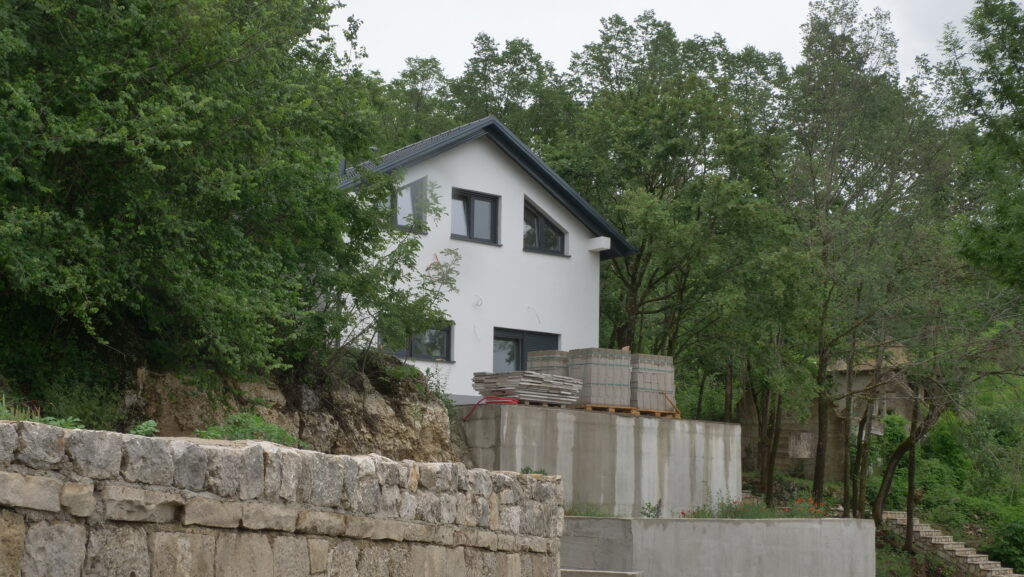 Njemicu Susanne, koja se s četvero djece doselila u Livno, u jednom je danu na YouTubeu pogledalo 100.000 ljudi... Njemicu Susanne, koja se s četvero djece doselila u Livno, u jednom je danu na YouTubeu pogledalo 100.000 ljudi...