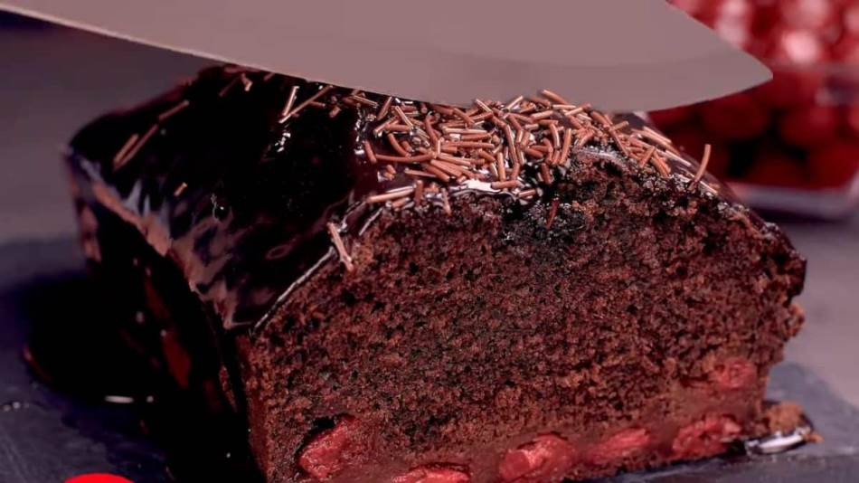 ČOKOLADNI KOLAČ SA VIŠNJAMA Prelijte raskošnom glazurom – poslastica za prave hedonsite