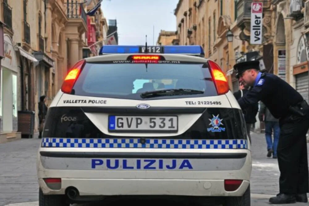 PLJAČKAŠ IZ SRBIJE OSTAO BEZ 2,5 CENTIMETRA NOSA! UPAO SA PIŠTOLJEM U KUĆU NA MALTI, A ONDA JE VLASNIK SKOČIO NA NJEGA