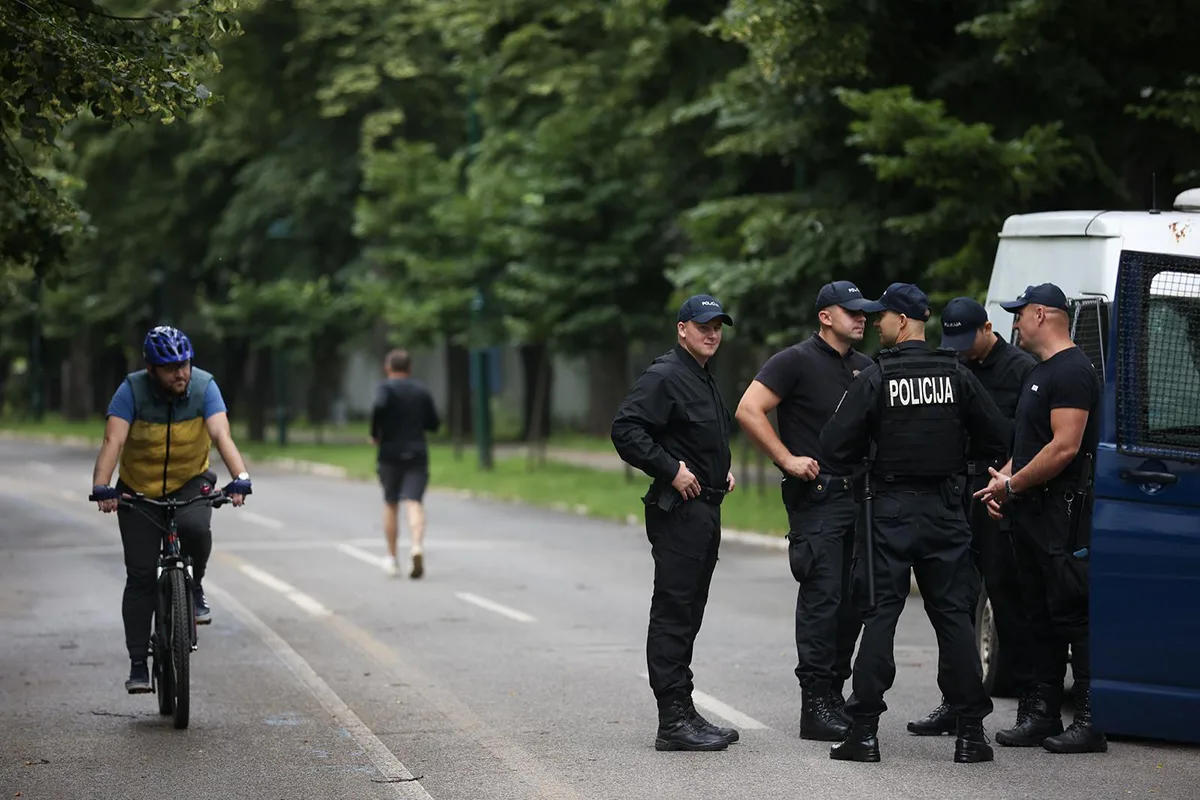 PREDAO SE MUŠKARAC KOJI JE UDARIO POLICAJCE: TVRDI DA NIJE KRIV