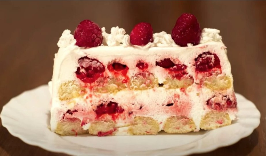TORTA KOJA SE NE PEČE Red piškota, red šlaga, red malina