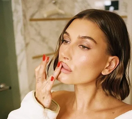 VRIJEME JE DA CRNA BOJA IDE U PENZIJU! OVO JE NOVA HIT PROLJETNA BOJA: NOSE JE BROJNE POZNATE DAME