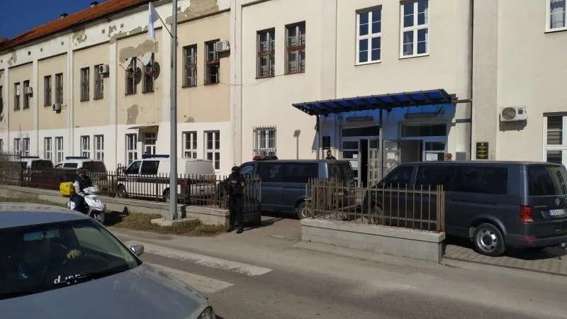 ZATRAŽEN PRITVOR ZA OSAM POLICAJACA IZ KISELJAKA OSUMNJIČENIH ZA PRIMANJE MITA