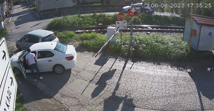 Znate Li Osnovna Pravila Saobracaja Dva Auta Se Zaglavila Izmedu