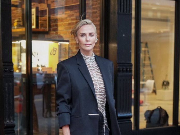 1694306469 863 Povratak Sa Stilom Charlize Theron U Ovom Izdanju Nikoga Nije