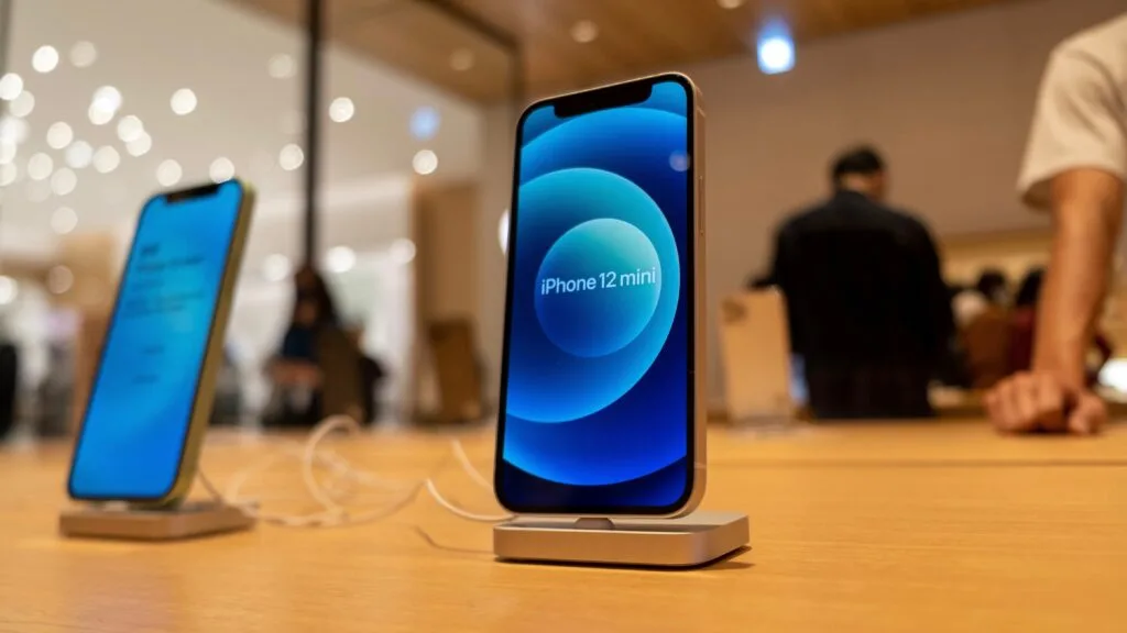 Francuska zabranila prodaju iPhone 12 modela zbog prevelikog zračenja