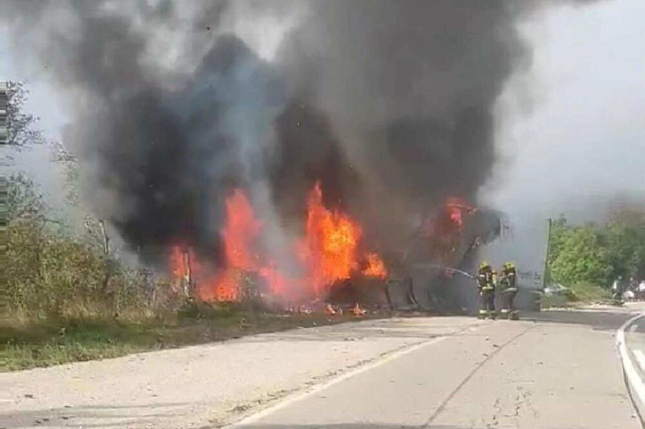 Sa snimateljem u svadbenoj koloni pretjecao, pa se sudario s kamionom iz BiH i poginuo