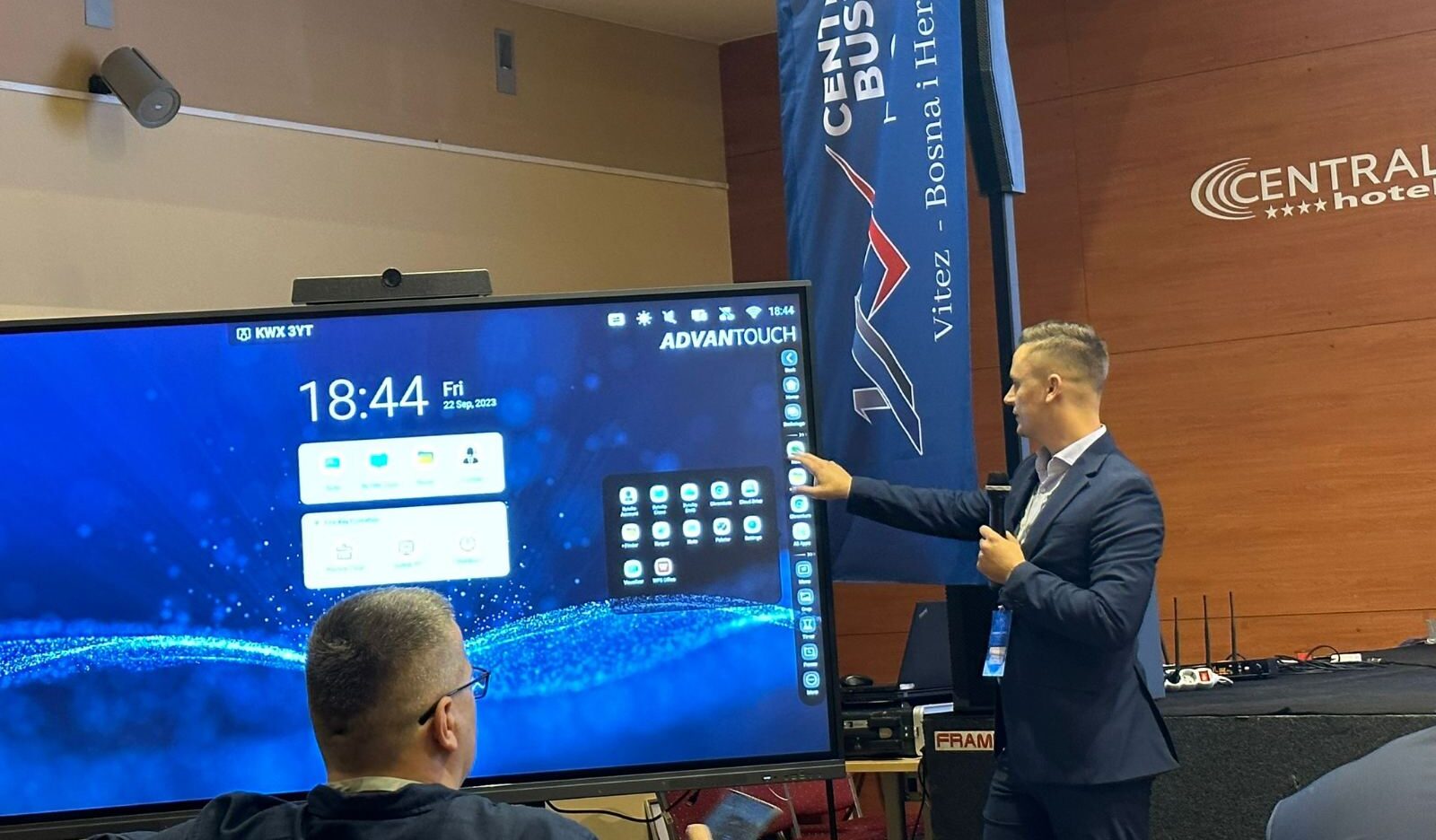 Tvrtka Katarina i Mebikon predstavili interaktivni zaslon ADVANTouch na Business forumu u Vitezu – Poslovne novine