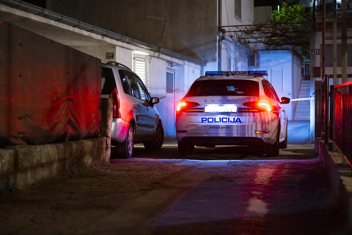 PIJANI SE POTUKLI U CENTRU GRADA: JEDAN ZAVRŠIO U FONTANI, DRUGI U ZATVORU