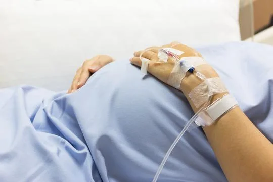 DOKTOR ISCIJEPAO PARE: OTAC BEBE KOJA JE ISPALA MEDICINARIMA TOKOM POROĐAJA NEGIRAO KRIVICU ZA DAVANJE MITA