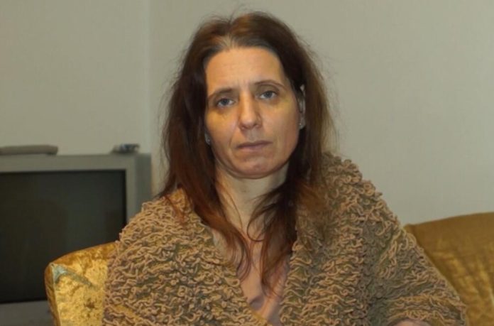 Profesorica Kojoj Su Ucenici Izmakli Stolicu Drzat Ce Samo Jedan