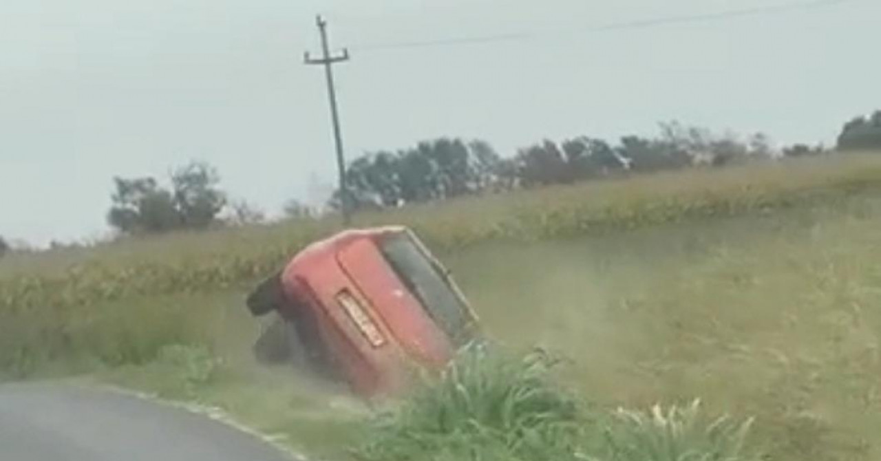 Pogledajte kako je vozač s 4,42 promila sletio u kanal, pravo je čudo da nitko nije teže ozlijeđen!