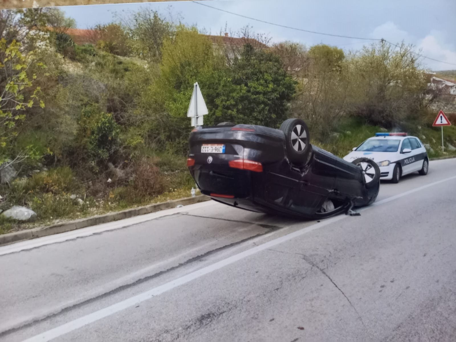 Zbog ulja na cesti auto mu završilo na krovu i nitko nije kriv?