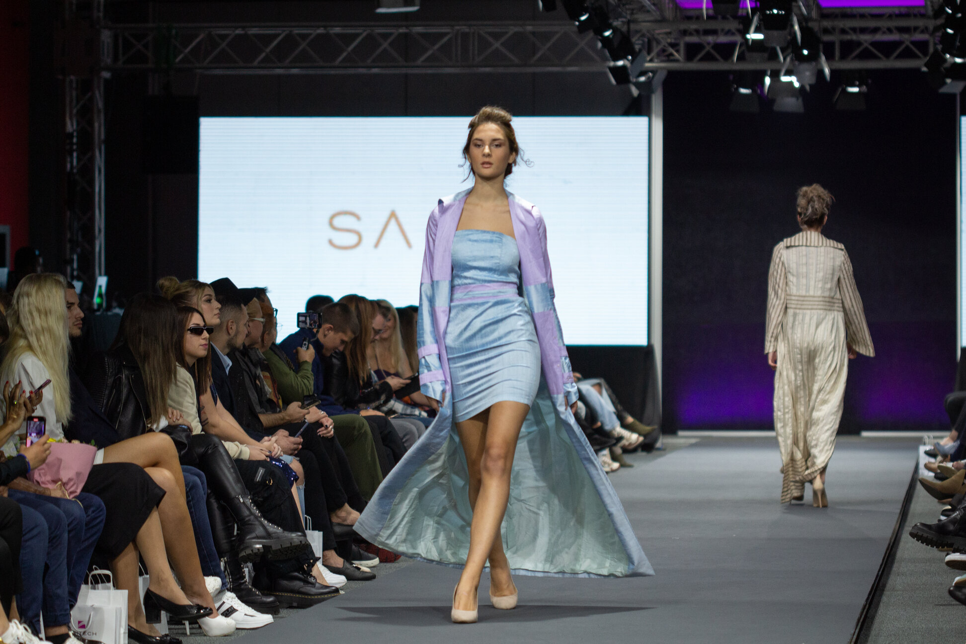Četvrtu večer 22. izdanja Serbia Fashion Weeka obilježile su očaravajuće kreacije, multikulturalni sklad i modna magija