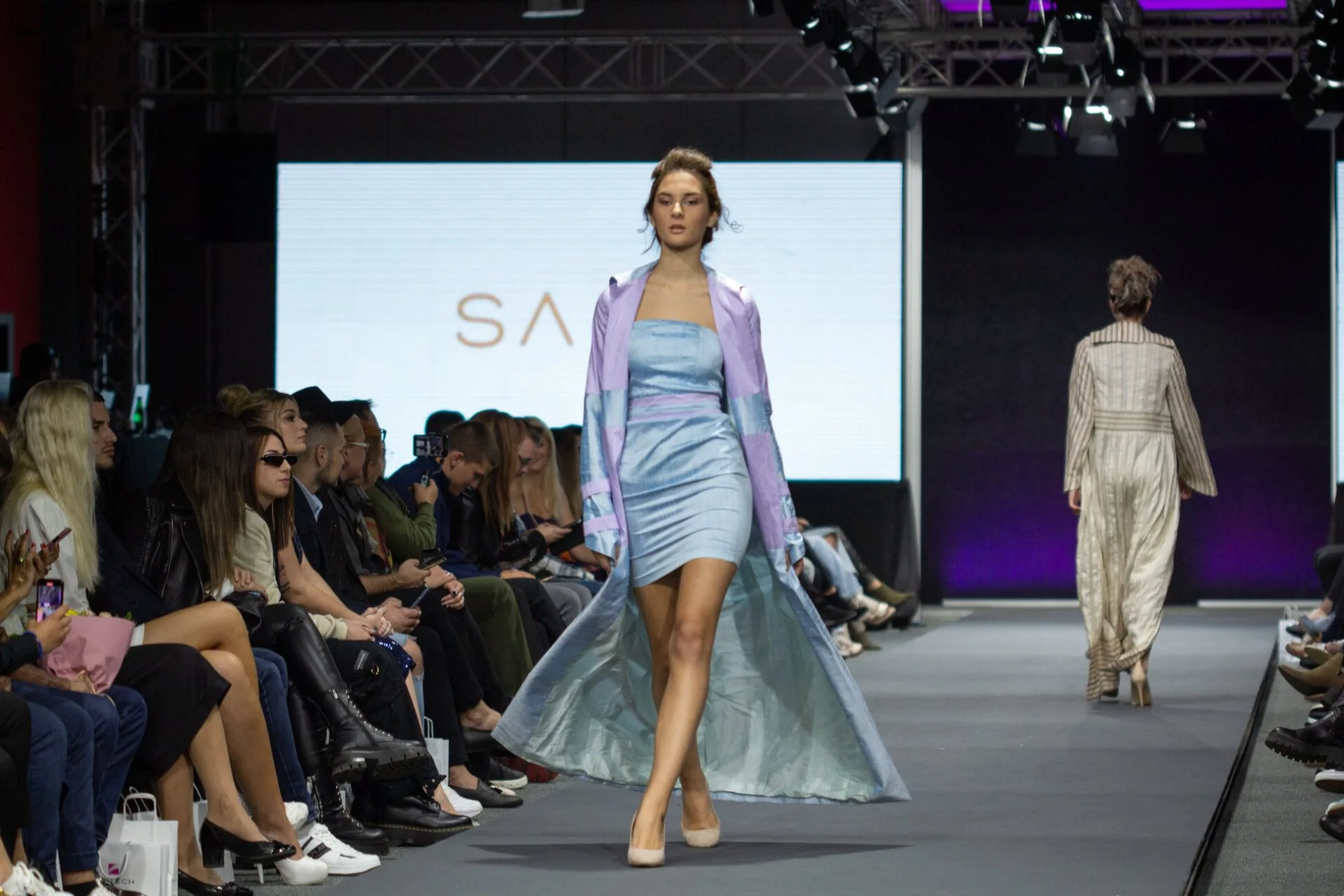 Četvrtu večer 22. izdanja Serbia Fashion Weeka obilježile su očaravajuće kreacije, multikulturalni sklad i modna magija