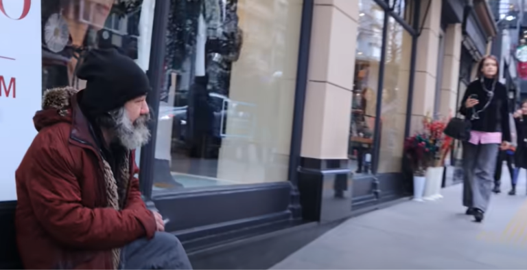 LJUDSKI GEST Frizer preobrazio beskućnika, izraz lica mu slama srce (VIDEO)