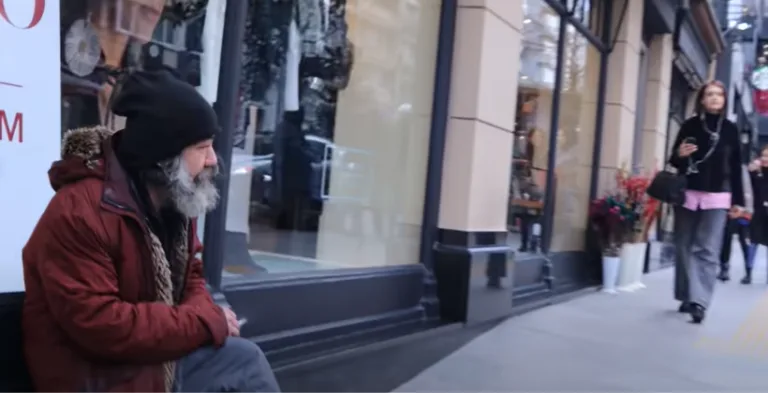 LJUDSKI GEST Frizer preobrazio beskućnika, izraz lica mu slama srce (VIDEO)