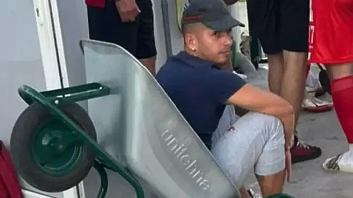 Messiju je jednom probio noge, a sad pije pivo u kolicima: Hrvatova fotografija postala hit