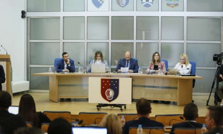 Skupština KS prihvatila odluke o ostavci premijera Nihada Uka i članova Vlade