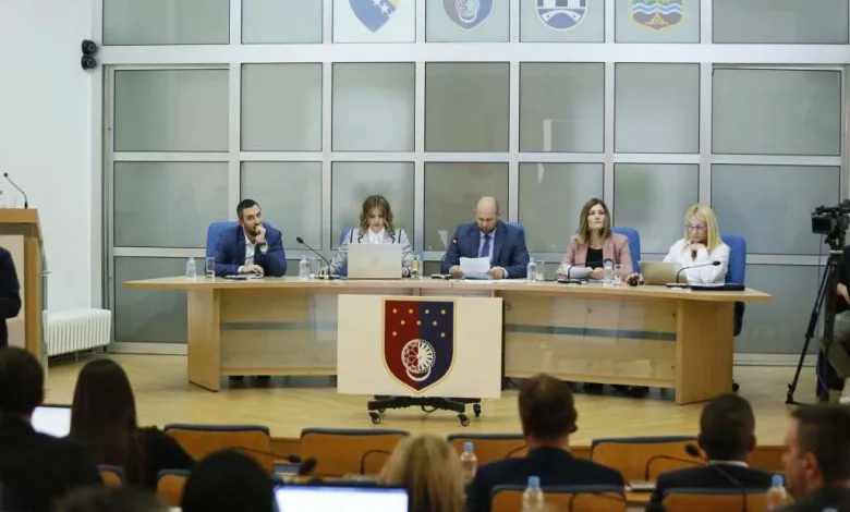 Skupština KS prihvatila odluke o ostavci premijera Nihada Uka i članova Vlade