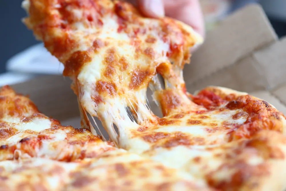 Trik za najbrže rezanje pizze bez noža: “Ovo mi je otkrila radnica pizzerije”