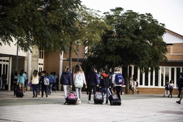 UČITELJ NAPAO UČENIKA I TRI PUTA GA UBO OLOVKOM U VRAT