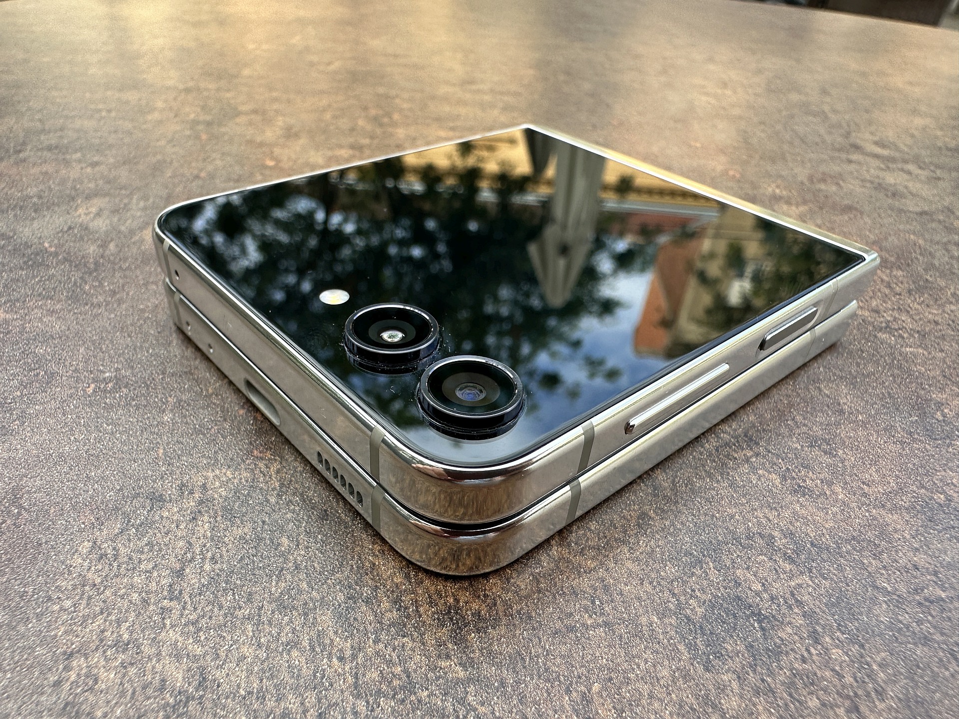 Najbolji preklopni mobitel je Samsung Galaxy Z Flip5