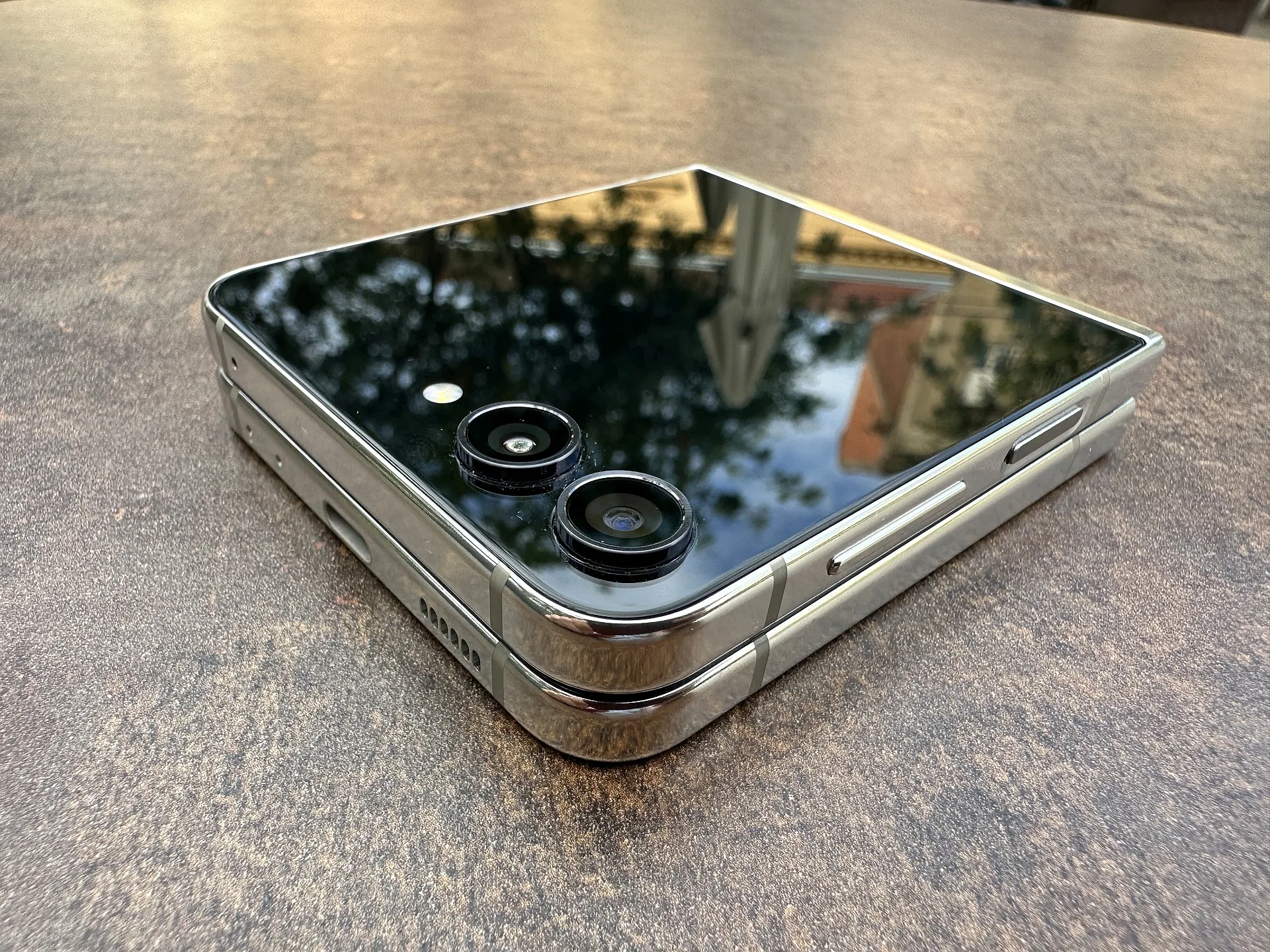 Najbolji preklopni mobitel je Samsung Galaxy Z Flip5