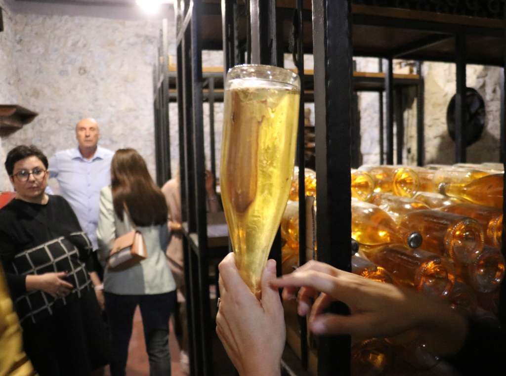 FOTO: U Domanovićima proizveden ekskluzivni hercegovački pjenušac sa zlatom