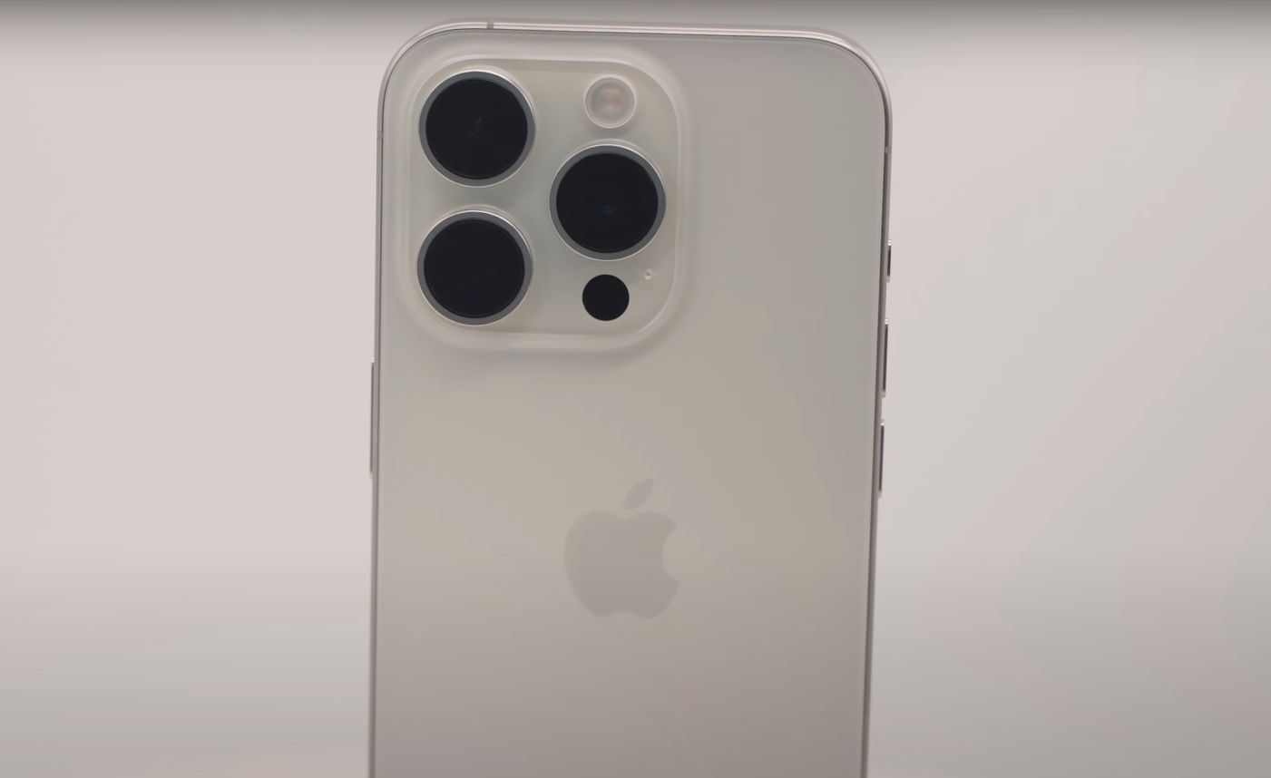 iPhone 15 Pro recenzija: lakši i bolji nego što ste očekivali!
