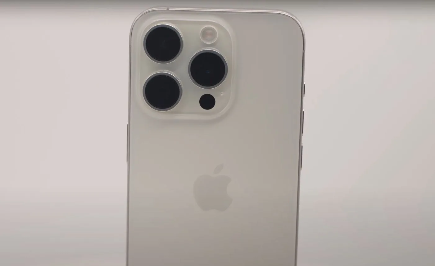 iPhone 15 Pro recenzija: lakši i bolji nego što ste očekivali!