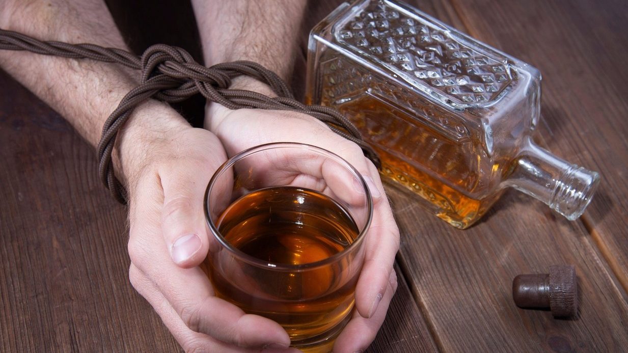 Ako se prepoznajete u ovih 6 znakova alkoholizma, čestitamo, vi ste alkoholičar