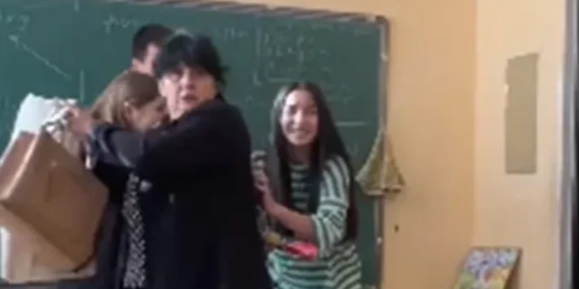 Učiteljica požurila prekinuti tučnjavu u razredu, pa je dočekalo iznenađenje (video)