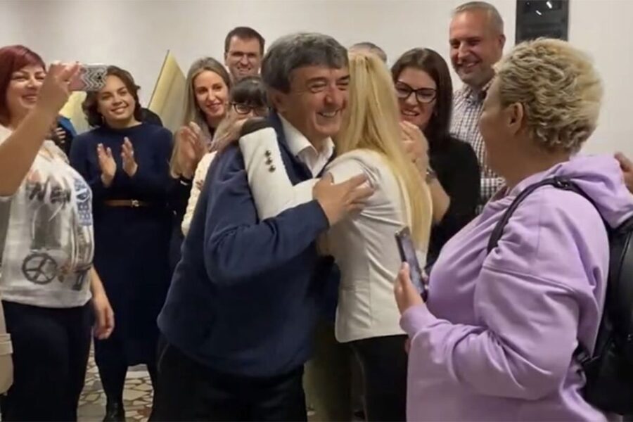 (VIDEO) Dirljiv trenutak: Deset generacija ispratilo učiteljicu u mirovinu