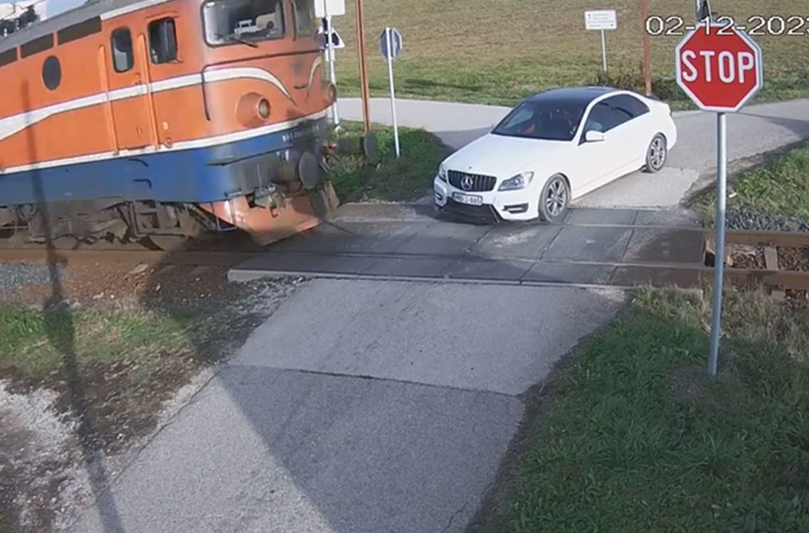 POGLEDAJTE SNIMAK IZ BIH: MERCEDESOM IZAŠAO NA PRUGU, ZA DLAKU IZBJEGNUTA NESREĆA