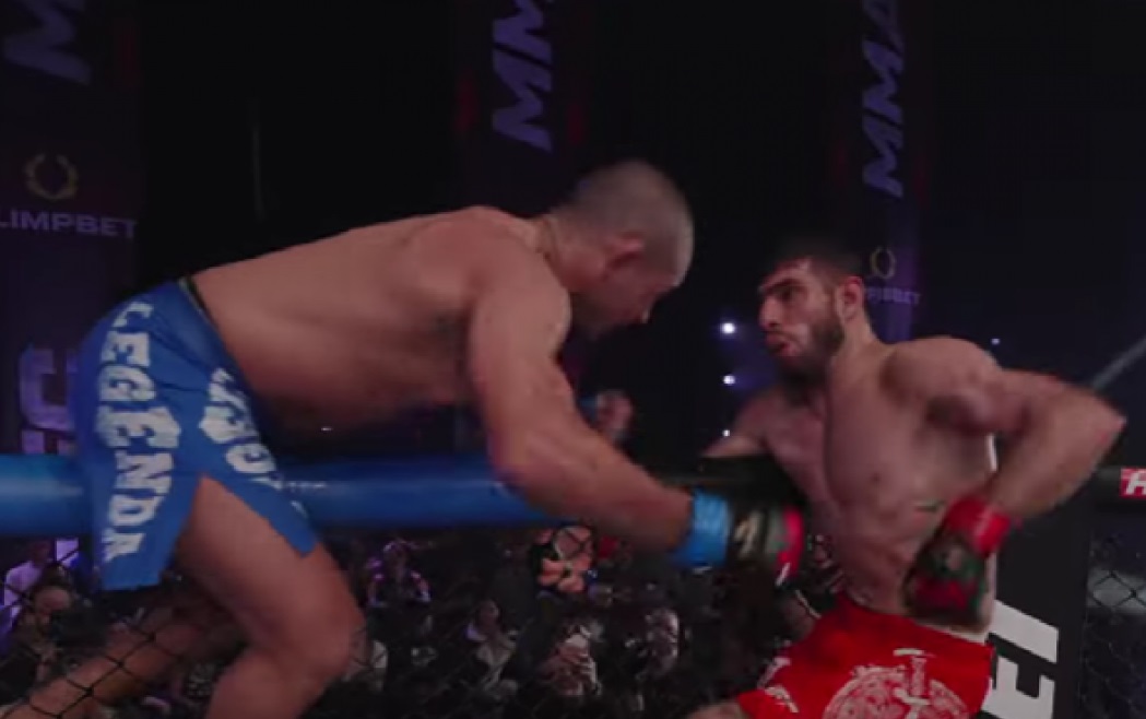 NESTVARNE SCENE IZ MOSKVE: BIVŠI UFC BORAC SE NAKON MEČA POPEO NA OGRADU, PA NASTAO HAOS