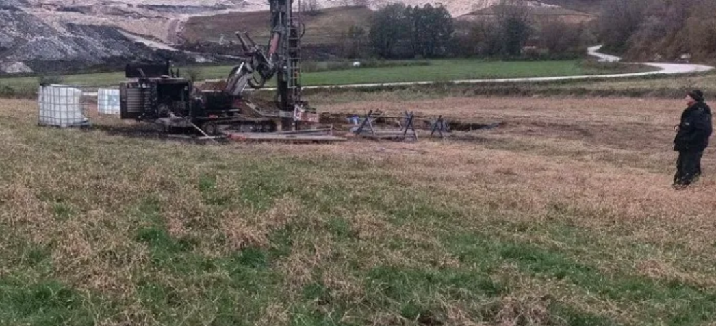 ZAPALJENA MAŠINA BH. FIRME KOJA RADI NA VELIKOM PROJEKTU: OSTAVLJENA I PRIJETEĆA PORUKA