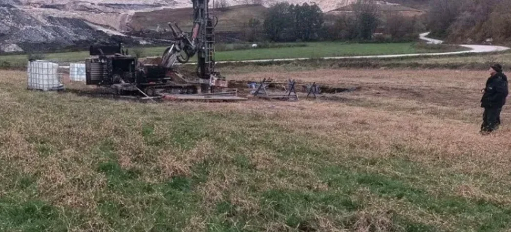 ZAPALJENA MAŠINA BH. FIRME KOJA RADI NA VELIKOM PROJEKTU: OSTAVLJENA I PRIJETEĆA PORUKA