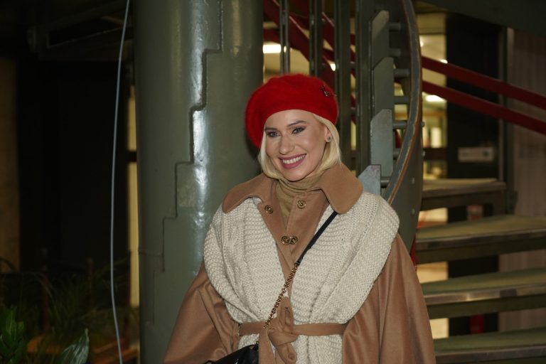 Zimski stajling voditeljice Slagalice u kojem su glavne zvijezde Burberry torba i čizme u kojima gazi kao po oblacima