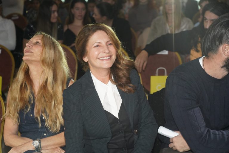 “Muški” stajling u kojem izgleda ženstvenije nego u haljini: Branka Pujić oduševila dotjeranim izgledom