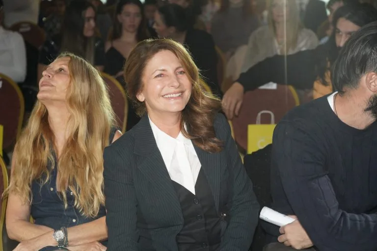 “Muški” stajling u kojem izgleda ženstvenije nego u haljini: Branka Pujić oduševila dotjeranim izgledom