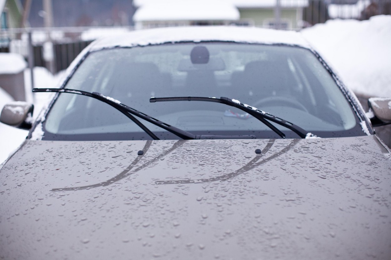 Čemu služe crne točkice oko ruba stakla automobila?