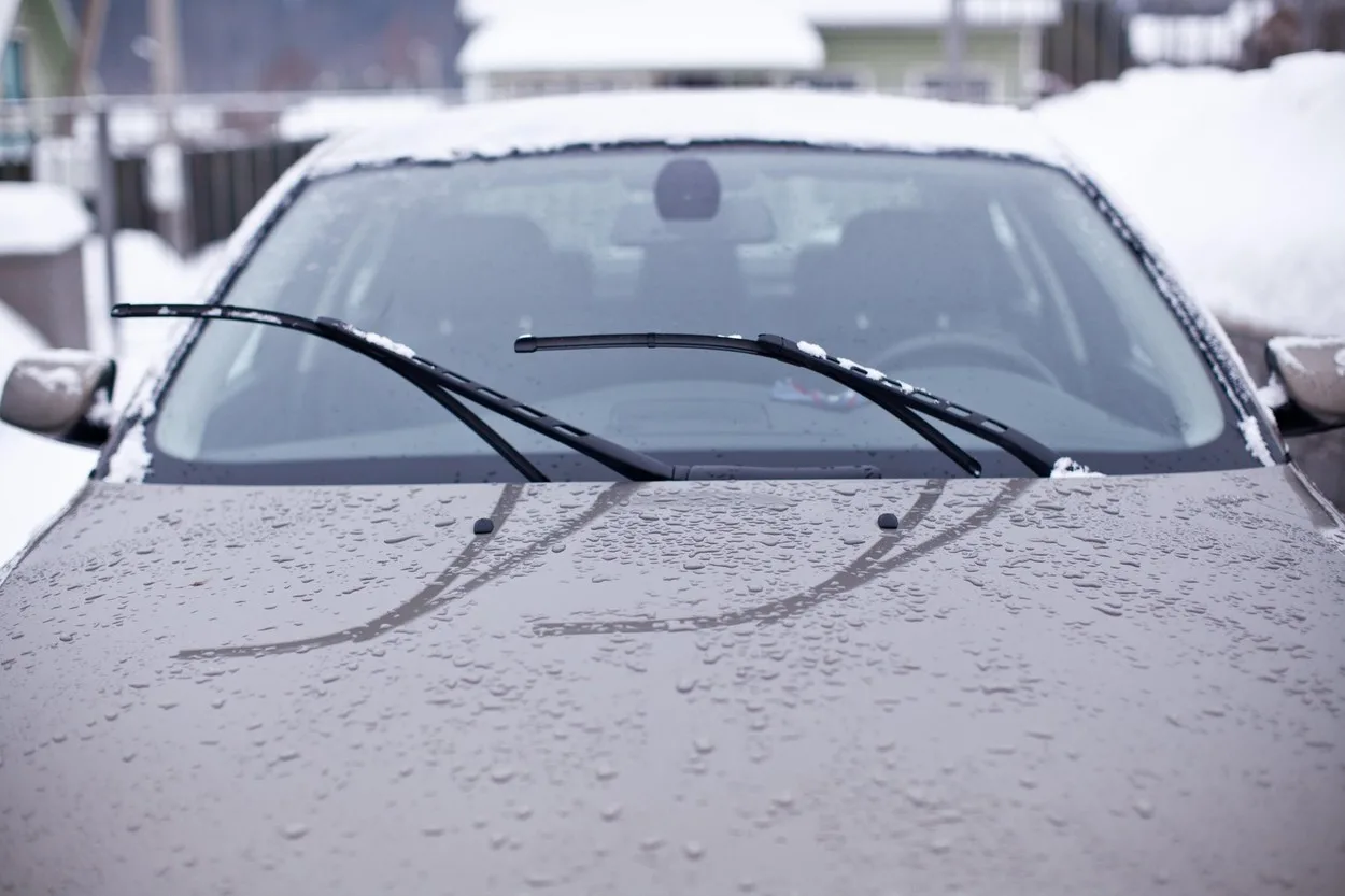 Čemu služe crne točkice oko ruba stakla automobila?