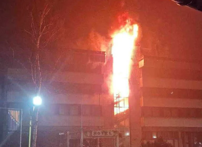 GORI NEKADAŠNJI HOTEL U BH. GRADU: NA TERENU POLICIJA I VATROGASCI