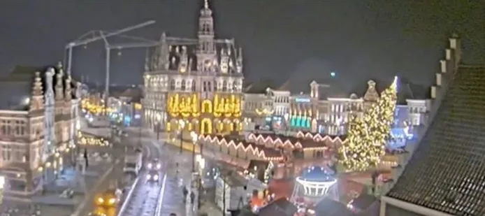 HOROR NA GRADSKOM TRGU / Ogromna jelka pala na ljude, jedna žena poginula: Kamere snimile jezivu nesreću (VIDEO)