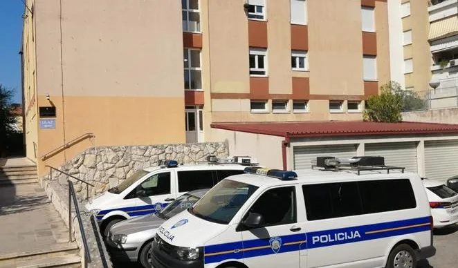Muškarac napao policajce i razbio zid u sudskom hodniku